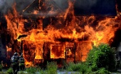 В Поморье молодой человек поджог себя и свой дом