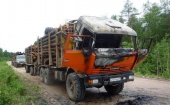 Груженый лесом «КАМАЗ» загорелся при движении по трассе в Шенкурском районе Архангельской области