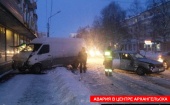 Серьезное ДТП в центре Архангельска: грузовой фургон «Mercedes» врезался в магазин «Радуга» (видео)