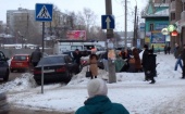 В Архангельске автомобиль вылетел на тротуар и сбил двух пешеходов (видео)