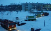 В Архангельске снегоуборочная машина случайно засыпала двух школьников: дети госпитализированы