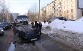 В центре Архангельске в результате ДТП один автомобиль перевернулся, а второй вылетел с дороги
