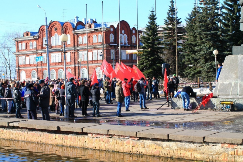 Автомобилисты Архангельска провели митинг против плохих дорог