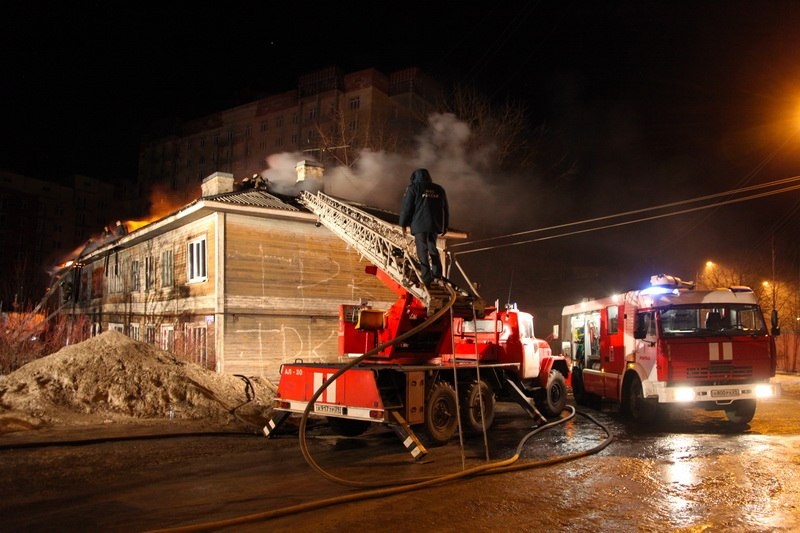 Пожар в центре Архангельска, на набережной загорелся двухэтажный дом, предназначенный под расселение