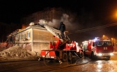 Пожар в центре Архангельска, на набережной загорелся двухэтажный дом, предназначенный под расселение