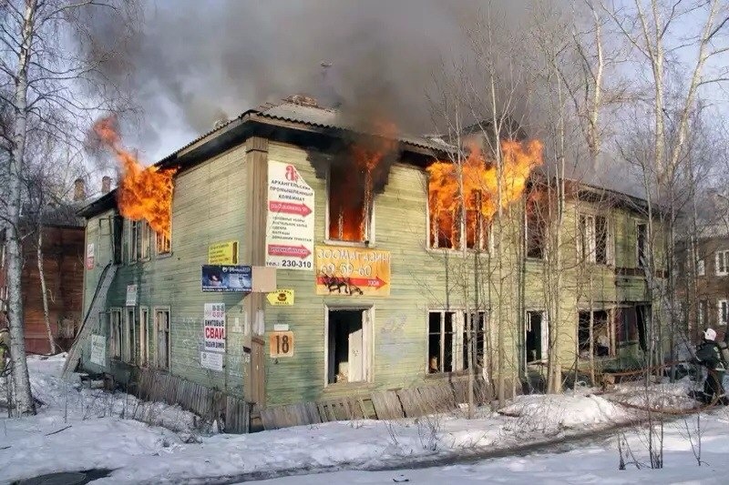 Очередной нежилой двухэтажный деревянный дом сгорел в Архангельске (видео)