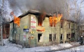 Очередной нежилой двухэтажный деревянный дом сгорел в Архангельске (видео)