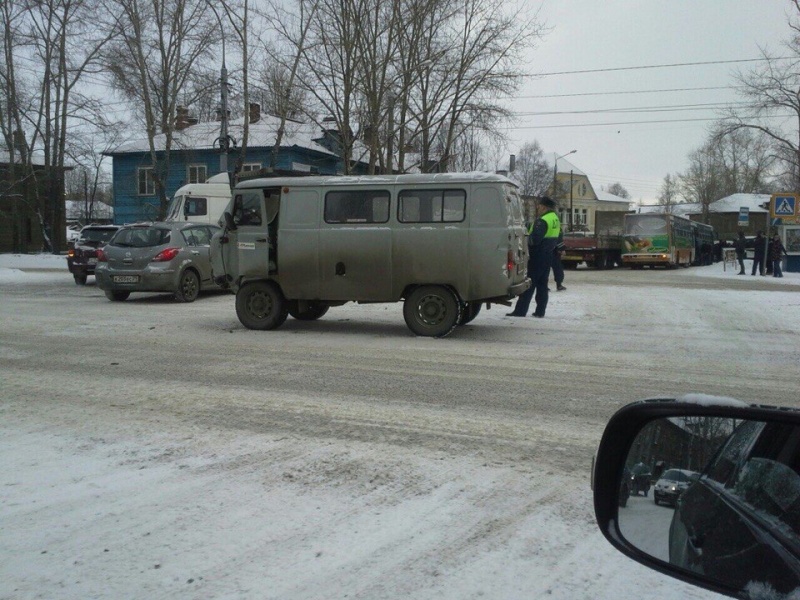 Утром в Архангельске на улице Гагарина столкнулись «УАЗ» и «Renault»