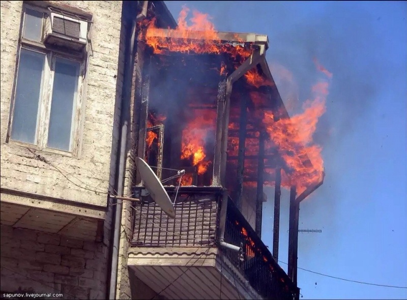 В Поморье не потушенный окурок стал причиной пожара на балконе