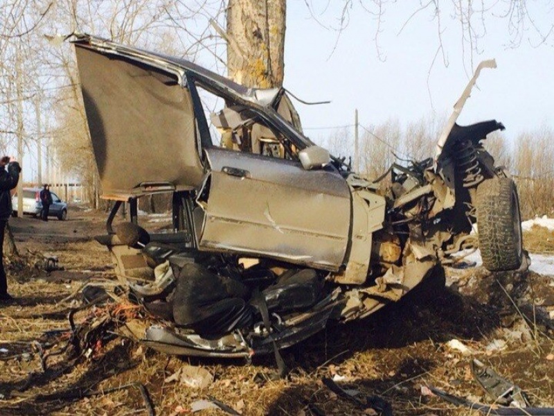 Жуткая авария в Новодвинске: автомобиль «BMW» врезался в дерево, водитель погиб