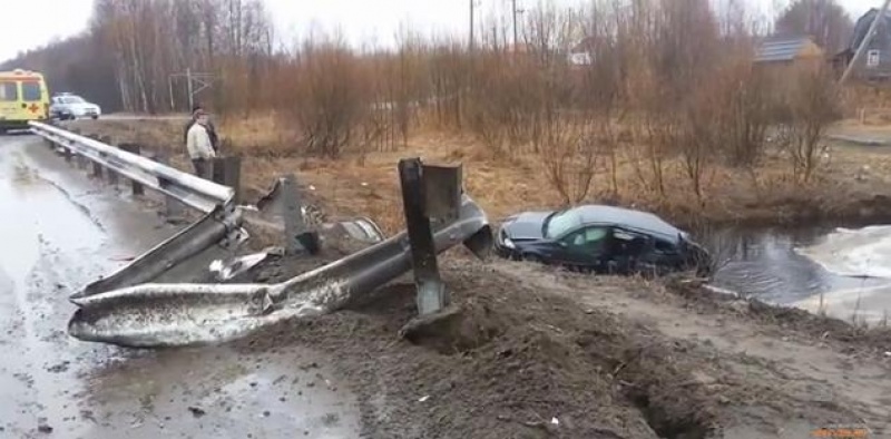 На трассе Северодвинск-Архангельск произошло страшное ДТП: автомобиль сбил ограждение и упал в ручей