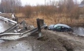 На трассе Северодвинск-Архангельск произошло страшное ДТП: автомобиль сбил ограждение и упал в ручей
