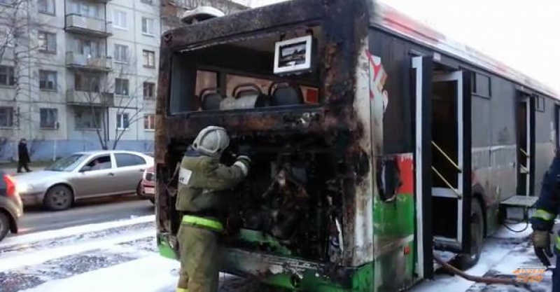 В Северодвинске на остановке загорелся рейсовый автобус «ЛИАЗ»