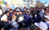 6 мая в сквере Победы жители и гости Архангельска, хором исполнили песню «День Победы»