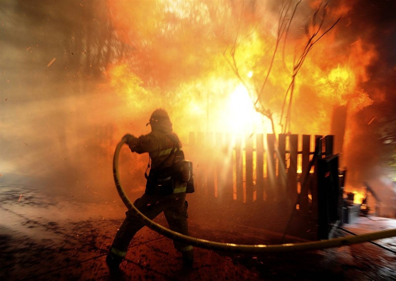 В Архангельске на острове Кего сгорел частный деревянный дом, в огне сгорел мужчина