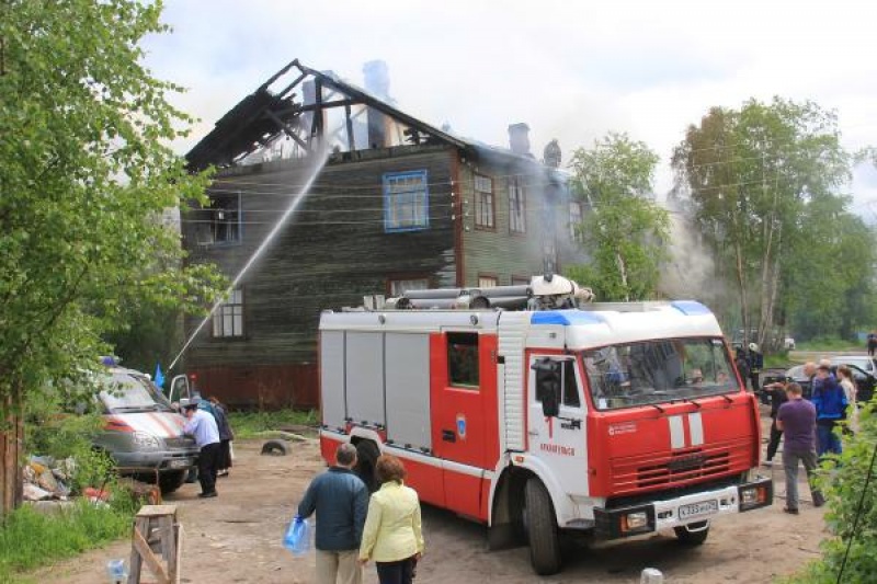 В Архангельске при пожаре в жилом доме погибли два человека (видео)