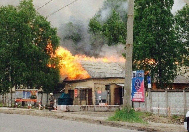 Крупный пожар уничтожил штаб воинской части 92485 в Северодвинске