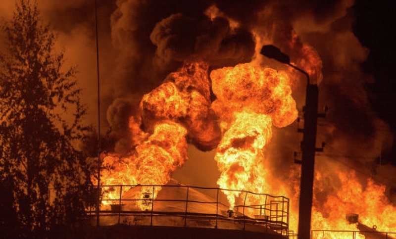 Тушением пожара на нефтебазе под Киевом руководит лично министр культуры