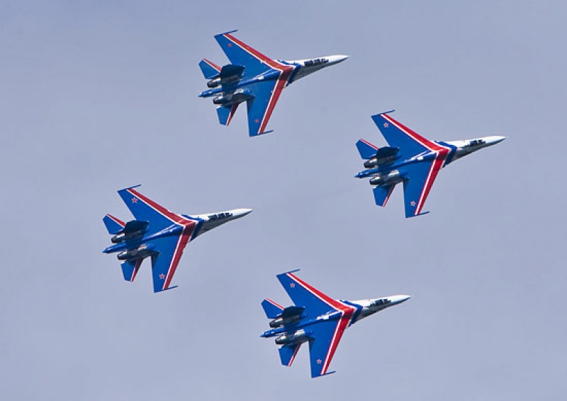 В небе над Архангельском пилотажная группа «Русские Витязи» провела зрелищную тренировку