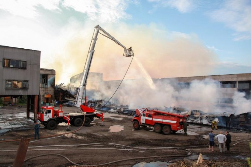 Очередной крупный пожар произошел на лесопильном комбинате в Маймаксанском округе Архангельска
