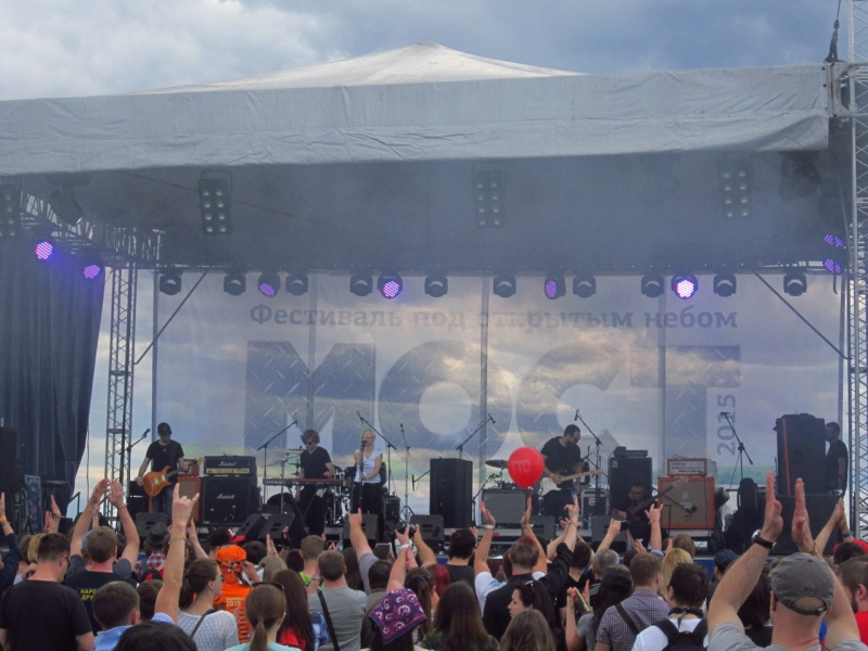Архангельский арт-фестиваль «Мост» собрал тысячи любителей рок-музыки (репортаж)
