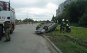 На проспекте Дзержинского в Архангельске автомобиль перевернулся и рухнул на крышу
