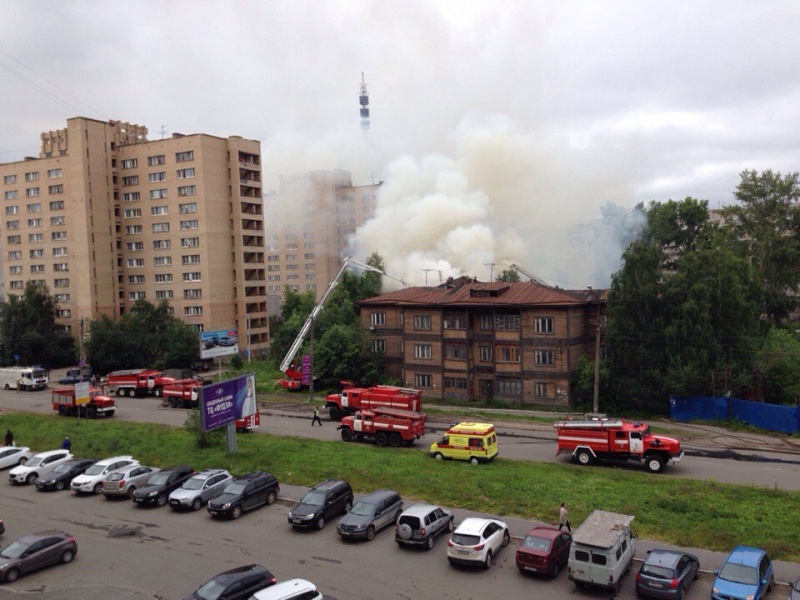Крупный пожар в центре Архангельска, огнем объята очередная деревяшка