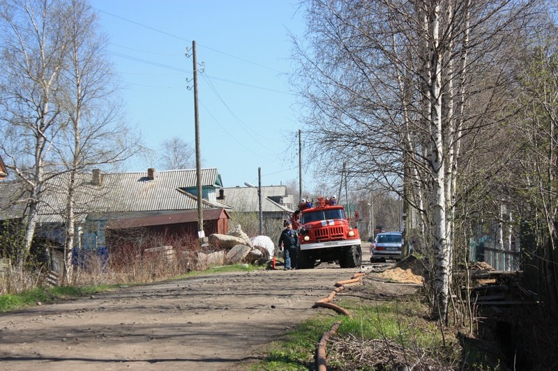 На окраине Архангельска в поселке 21 лесозавода загорелся жилой деревянный дом