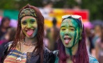 День молодёжи в Архангельске завершился «Фестивалем красок» в Потешном дворе