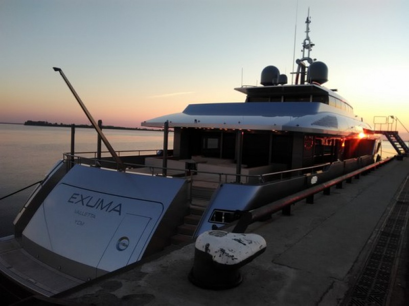 К центральному причалу Архангельска пришвартовалась футуристическая яхта Exuma