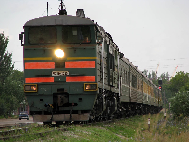 На окраине Архангельске возле железнодорожной станции Юрас машинист поезда заметил лежащего мужчину