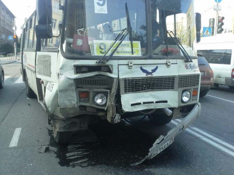 В центре Архангельска на проспекте Троицкий пассажирский автобус столкнулся с иномаркой