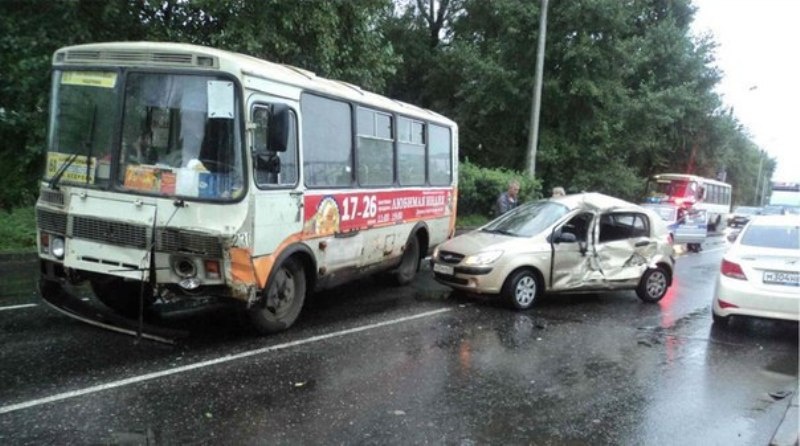 ДТП в Архангельске, иномарка врезалась в маршрутный автобус № 61