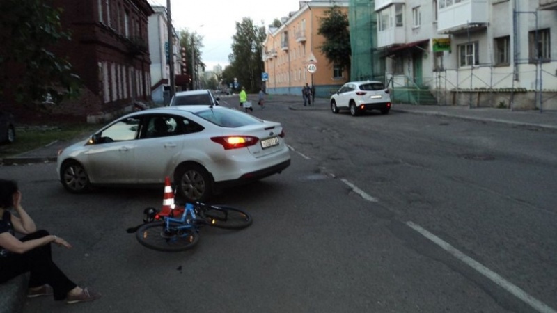 В центре Архангельска на улице Володарского автомобиль сбил велосипедистку