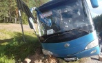 На трасе М8 в Архангельской области пассажирский автобус съехал в кювет уходя от столкновения