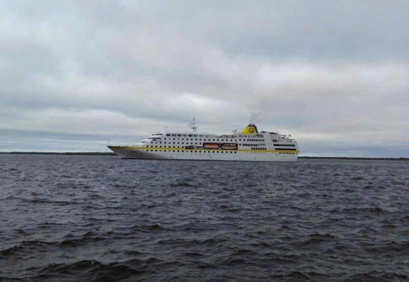 Немецкий круизный лайнер «Гамбург» бросил якорь в порту Архангельск