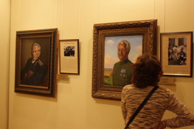 В Архангельске открылась выставка известного портретиста Александра Шилова "Они сражались за Родину"