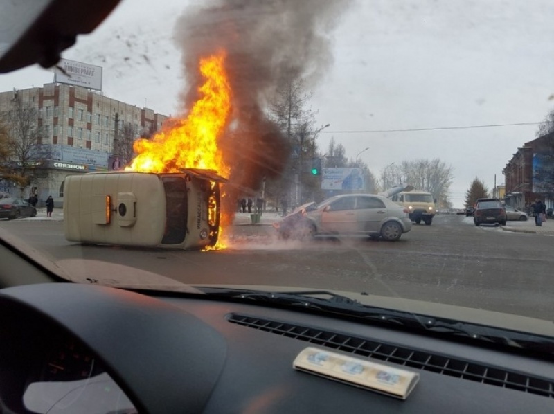 На Троицком проспекте в Архангельске загорелся инкассаторский автомобиль столкнулся с легковушкой