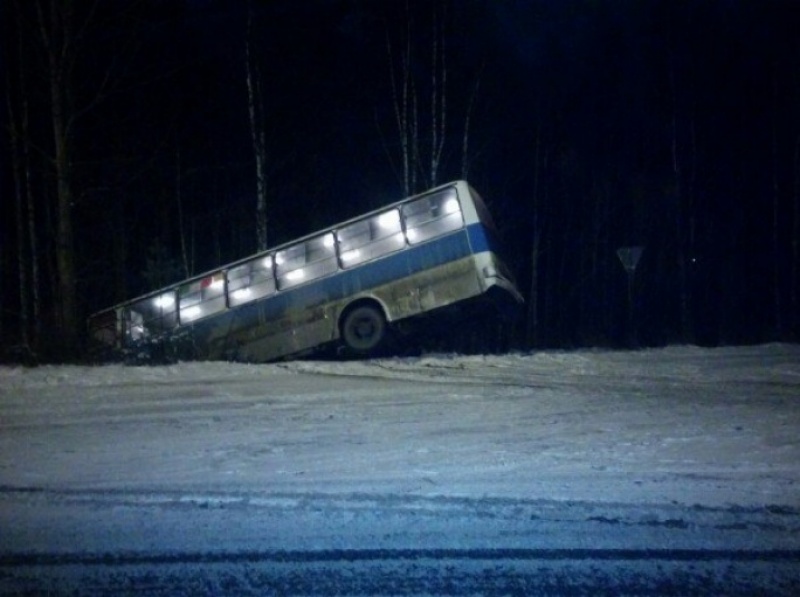 Крупное ДТП на окраине Архангельска, столкнувшись с легковушкой пассажирский автобус вылетел в кювет