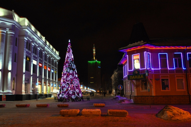 В Архангельске возле Центрального Универмага зажглись огни первой новогодней ёлки
