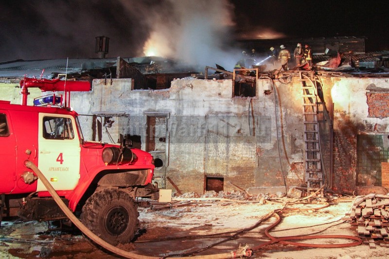 В Архангельске произошел крупный пожар на Соломбальском машиностроительном заводе