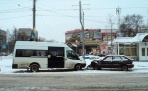 На проспекте Троицком в Архангельске микроавтобус выехал на встречку и столкнулся с легковушкой