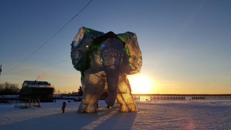 Строительство гигантского слона на Красной пристани в Архангельске, завершенно