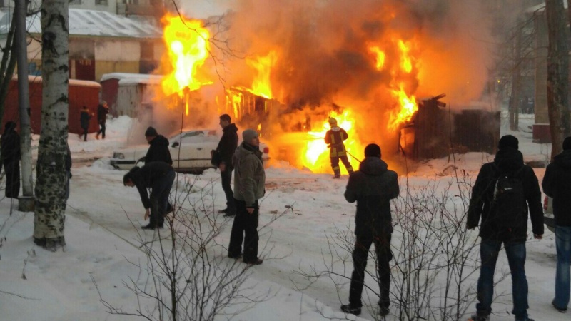 На улице Суфтина в Архангельске сгорели сараи: огнем уничтожен запас дров и повреждены автомобили