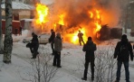 На улице Суфтина в Архангельске сгорели сараи: огнем уничтожен запас дров и повреждены автомобили
