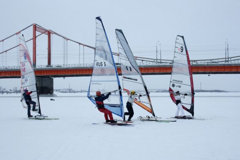 Лучшие спортсмены со всей России приехали в Архангельск на чемпионат по зимнему виндсерфингу