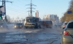 В Архангельске из-за аварии на водопроводе затопило проезжую часть проспекта Ленинградский