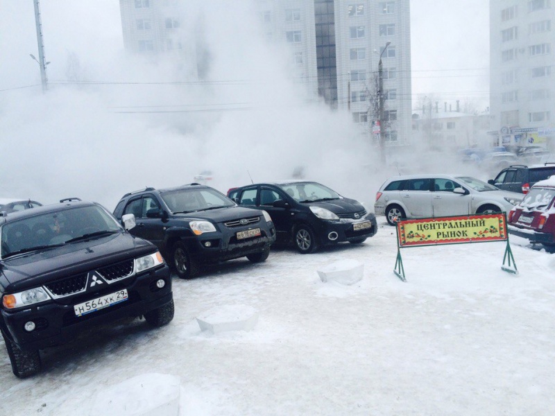 В Архангельске на улице Выучейского у центрального рынка из-за коммунально аварии перекрыто движение