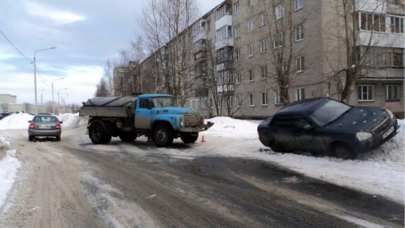 В Архангельске на улице Партизанской в «Приору» врезался грузовик, пострадала молодая девушка