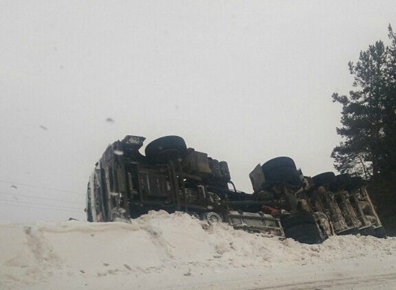 В Архангельской области, автоцистерна с 24 тоннами топлива съехала в кювет и перевернулась